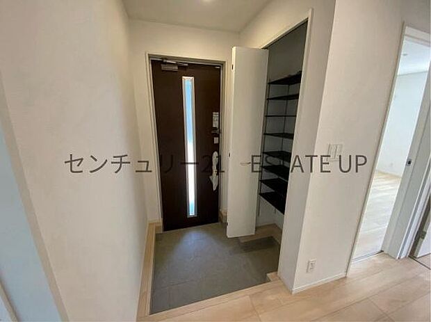 【玄関】 豊富な収納力のシューズボックス完備。