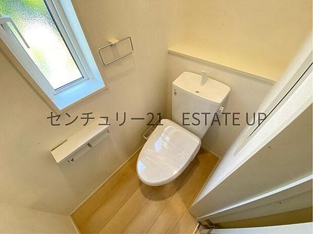 【トイレ】温水洗浄便座付きのトイレです。