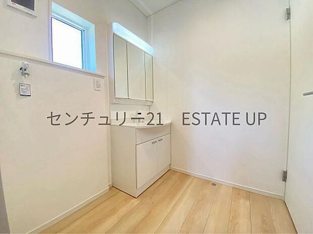 【洗面台・洗面所】三面鏡が設置された洗面化粧台です。鏡裏と下部に収納を備えており、洗面用品やストックなどを収納してお使いいただけます。