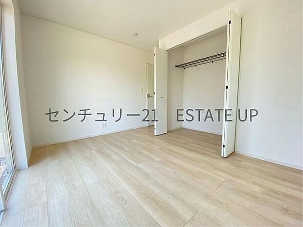 【収納】棚付きで分けて収納可能なスペースがあります。