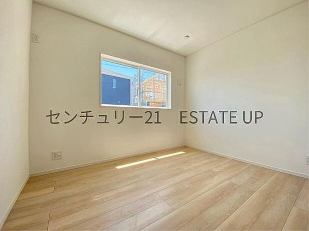 【洋室】窓がついていることで日中も明るくお部屋で過ごせます。