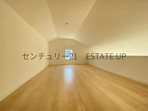 【ロフト】普段使わない季節物や趣味の道具の収納に便利です。
