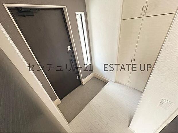 【玄関】フロートタイプで、下部に普段使いの靴を収納可能。綺麗な玄関でご家族やゲストをお迎えできます。