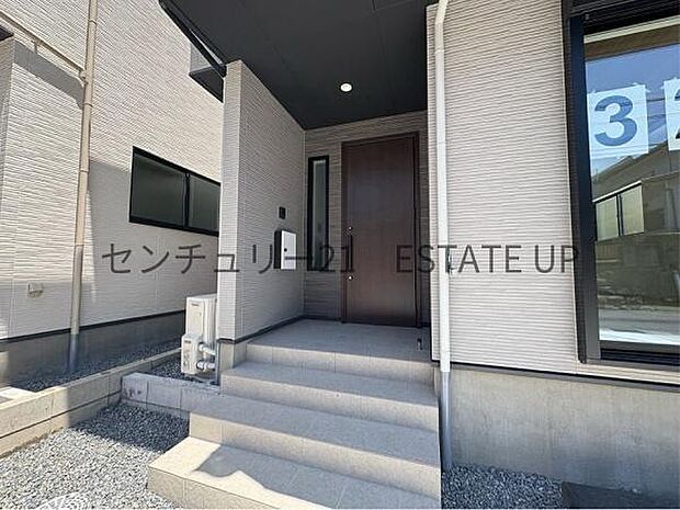 【玄関】大きなドアが帰りを出迎えてくれます。