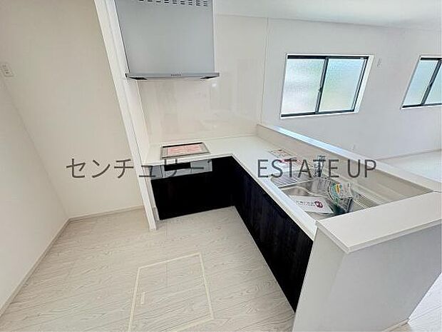 【キッチン】LDにいるご家族と会話をしながら料理ができる対面式キッチン。動線が短く作業効率の良いL字型です。上下に豊富な収納スペースがあるのでキッチンがすっきり片付きます。