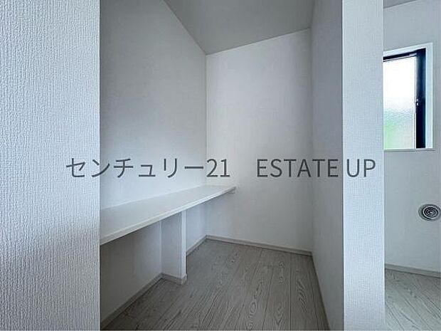 【キッチン】ゆっくり閉まる収納でお子さんが手を挟むこともなく安心
