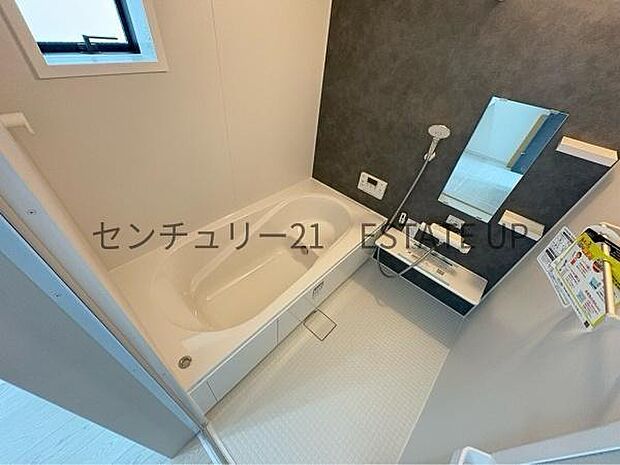 【浴室】足を伸ばして入れる1坪タイプのバスルーム。日頃の疲れを癒してくれます。