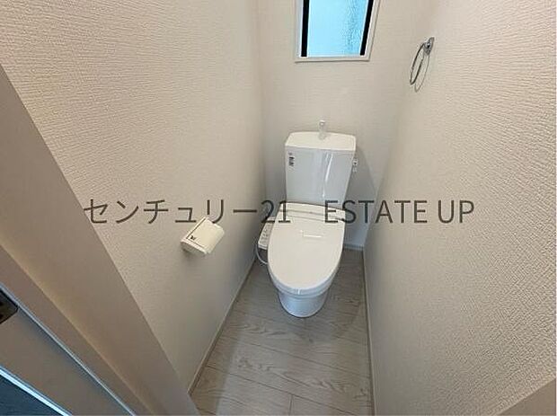【トイレ】温水洗浄便座付きのトイレです。