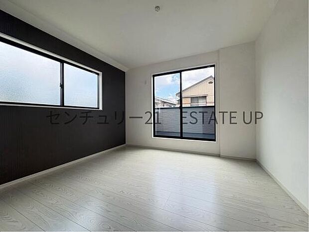 【洋室】直接バルコニーへ出入り可能。