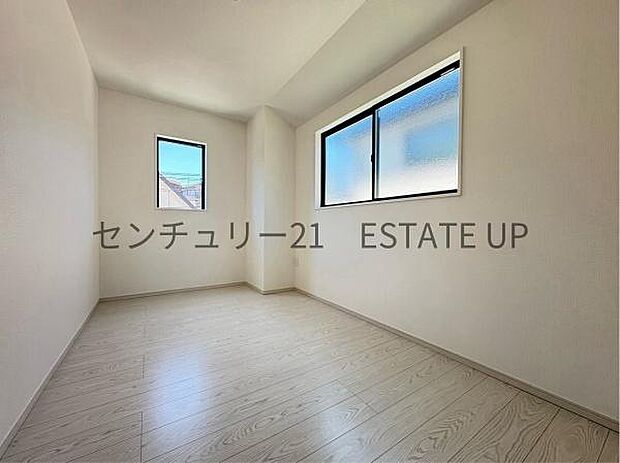 【洋室】二面採光で一日中光が入りやすい設計です。