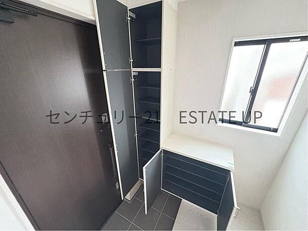 【玄関】 豊富な収納力のシューズボックス完備。