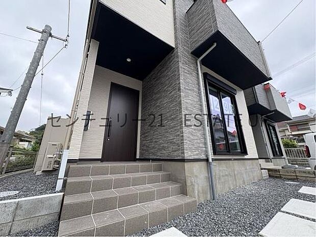 【玄関】大きなドアが帰りを出迎えてくれます。