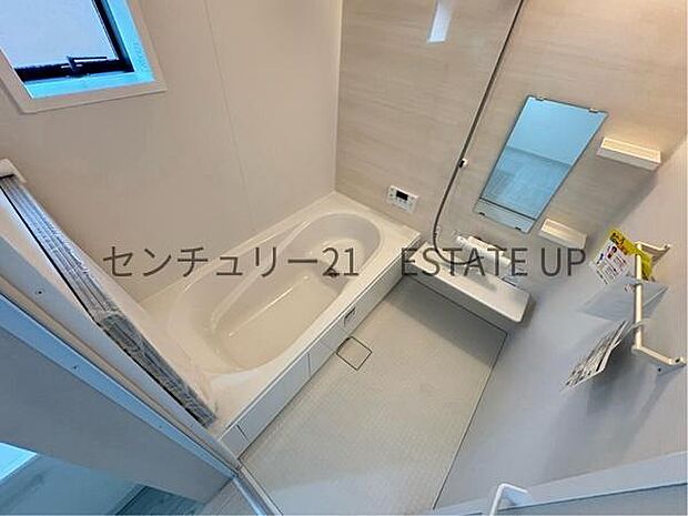 【浴室】足を伸ばして入れる1坪タイプのバスルーム。日頃の疲れを癒してくれます。