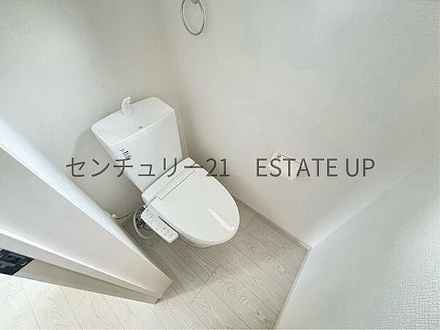 【トイレ】温水洗浄便座付きのトイレです。