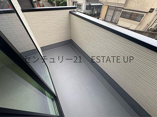 【バルコニー】家族全員分の布団もゆったり並べられる広々バルコニー!