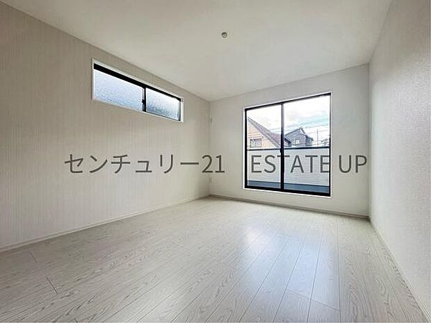 【洋室】二面採光で一日中光が入りやすい設計です。