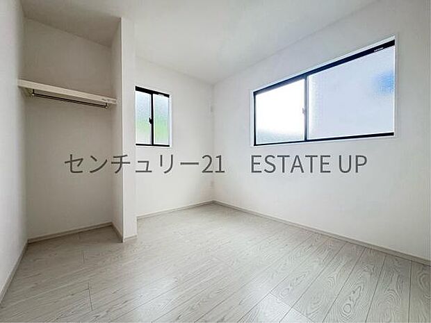 【洋室】二面採光で収納付きの洋室です。