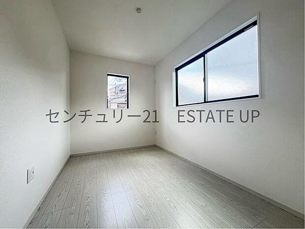 【洋室】白基調で部屋を明るく演出してくれています。