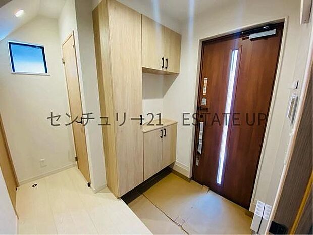 【玄関】シューズボックスもあるオシャレな玄関です。