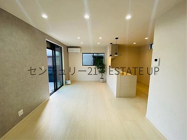 【リビング】14.6帖のリビング。短い導線で食事の支度や移動も楽々♪