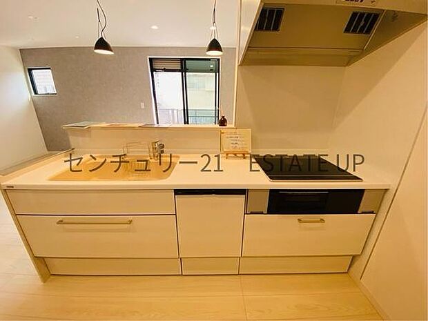 【キッチン】火力の調整が楽で安全性の高い人気のIH。お子様も見守れる対面キッチンです。