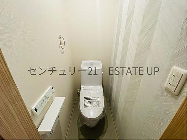 【トイレ】温水洗浄便座付きのトイレです。