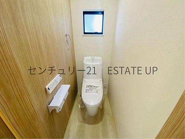 【トイレ】二階トイレ。各階にトイレが付いているので、忙しい朝の時間帯にも安心。
