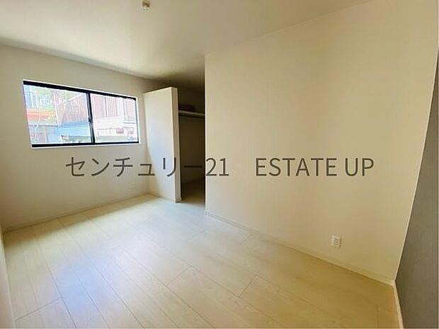 【洋室】奥に収納スペースもあるので広くご活用できます。