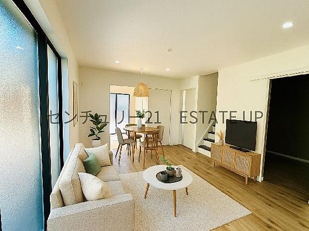 【リビング】広々としたリビング空間で、家族団らんや来客時にもゆったり過ごせる心地よい空間。※ホームステージングしているイメージ図です。