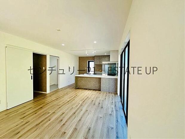 【リビング】ご家族皆様でゆったりとお過ごしいただけるリビングです。