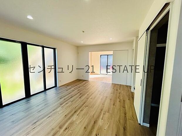 【リビング】大きな窓から明るい陽光が差し込み、ご家族皆様でゆったりとお過ごしいただけるリビングです。