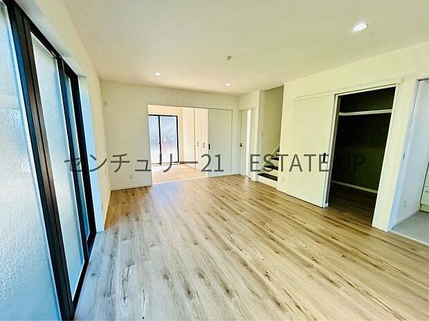 【リビング】広々としたリビング空間に和室もあり、家族団らんや来客時にもゆったり過ごせる心地よい空間。