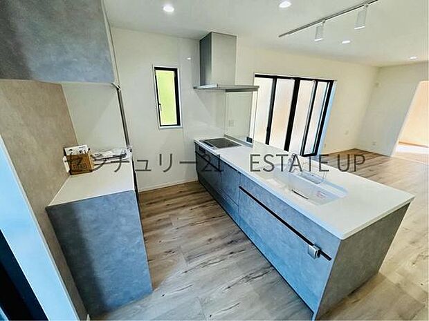 【キッチン】解放感に優れているオープンキッチン