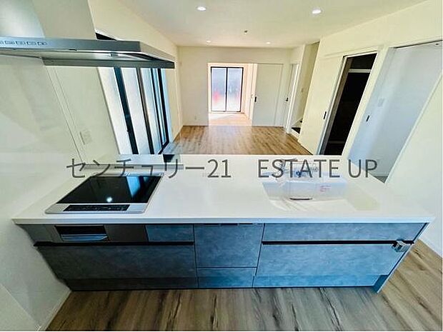 【キッチン】火力の調整が楽で安全性の高い人気のIH。お子様も見守れる対面キッチンです。