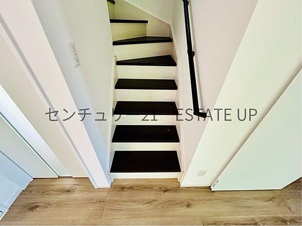 【階段】階段の途中でふと顔を合わせる、そんな日常の一コマが愛おしい。