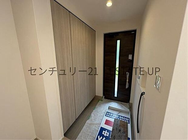 【玄関】大きなドアが帰りを出迎えてくれます。