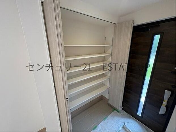 【玄関】 豊富な収納力のシューズボックス完備。