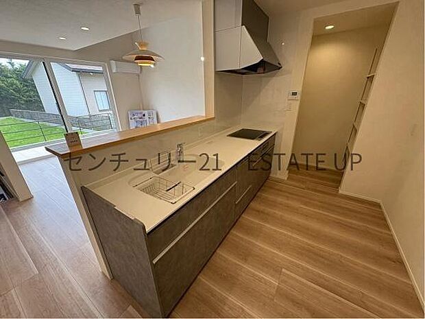 【キッチン】リビング全体を見渡せる対面式キッチン。リビングで過ごすご家族を見守りながら作業ができ、お互いの顔を見ながら会話ができます。上部に吊り戸棚がなく、開放的です。