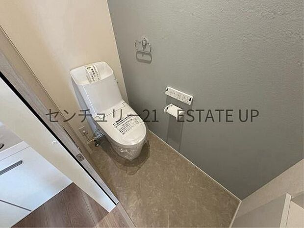 【トイレ】温水洗浄便座付きのトイレです。