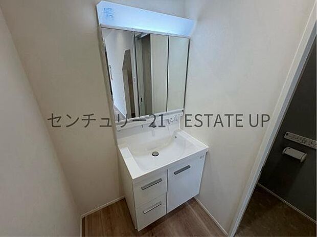 【洗面台・洗面所】三面鏡が設置された洗面化粧台です。鏡裏と下部に収納を備えており、洗面用品やストックなどを収納してお使いいただけます。