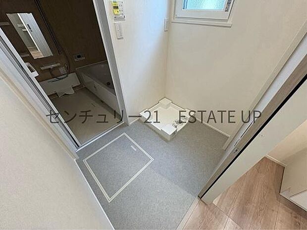 【洗面台・洗面所】窓が換気、採光面でも活躍してくれますね。洗面台は嬉しいシャンプードレッサー。