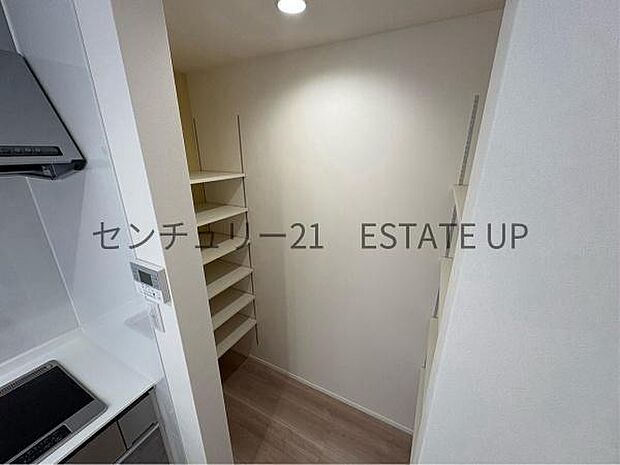 【収納】リビングにパントリーとしても使用可能な収納スペースがあります。