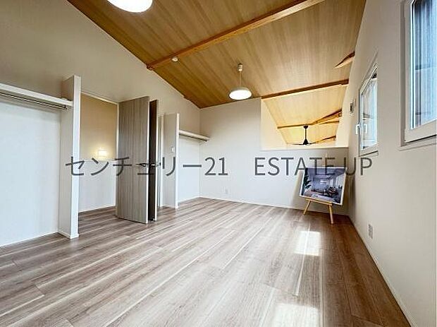 【洋室】家族構成やライフスタイルに合わせて、多目的にお使いいただけます。優しい色合いの木目調のフローリングが空間にアクセントをもたらしお洒落な室内です。