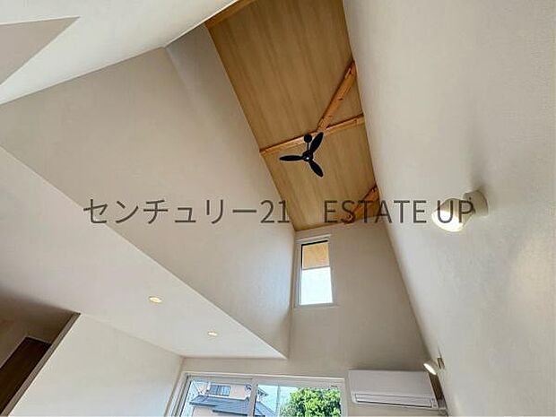 【吹き抜け】開口部があり居室がぐっと明るくなります。