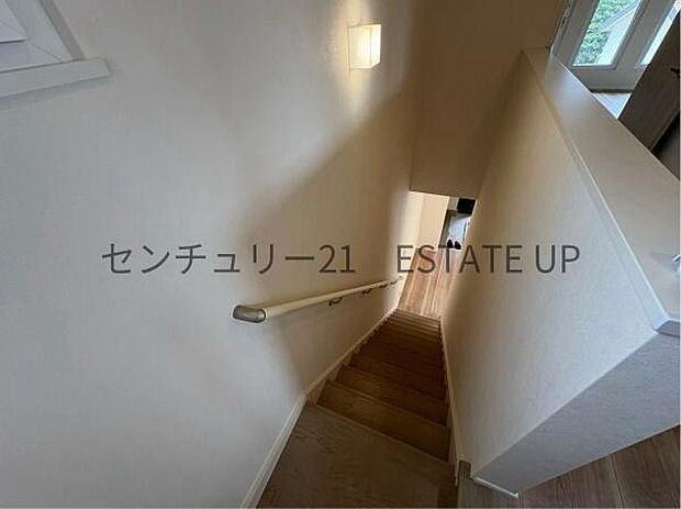 【階段】無駄のないシンプルデザインが、モダンで落ち着いた雰囲気を演出。