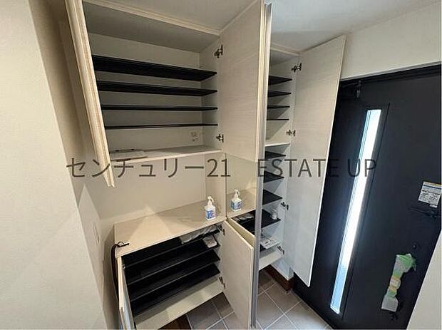 【玄関】 豊富な収納力のシューズボックス完備。