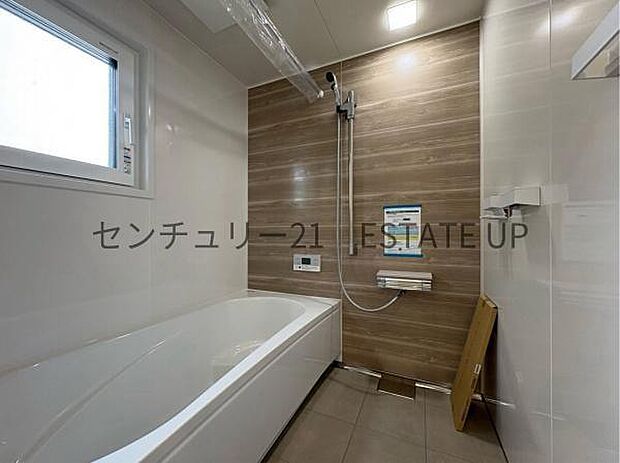 【浴室】足を伸ばして入れる1坪タイプのバスルーム。日頃の疲れを癒してくれます。