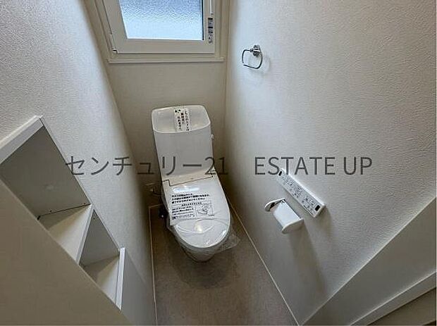 【トイレ】温水洗浄便座付きのトイレです。