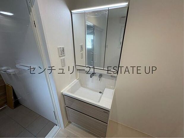 【洗面台・洗面所】三面鏡が設置された洗面化粧台です。鏡裏と下部に収納を備えており、洗面用品やストックなどを収納してお使いいただけます。