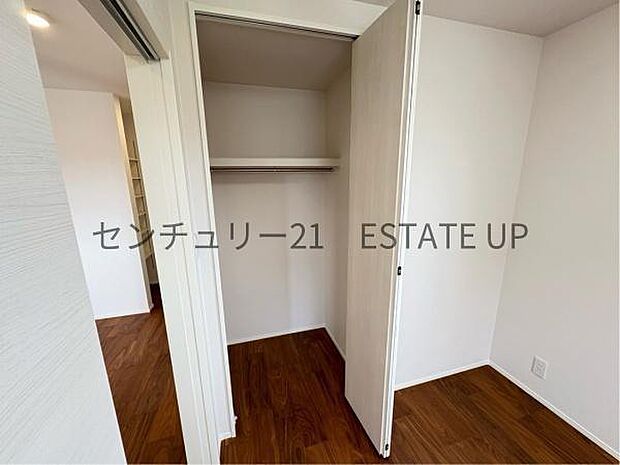 【収納】奥行きと幅のあるクローゼットは、断捨離をする必要のないくらい収納力があるところが魅力です!